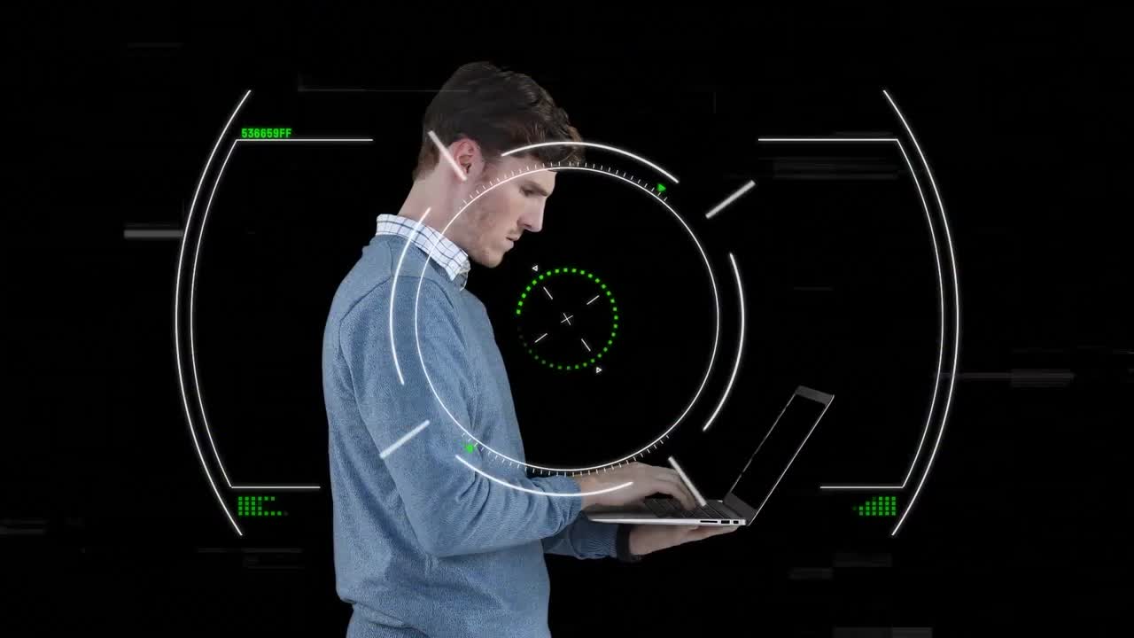 animación del procesamiento de datos sobre un hombre de negocios caucásico sonriente usando una computadora portátil