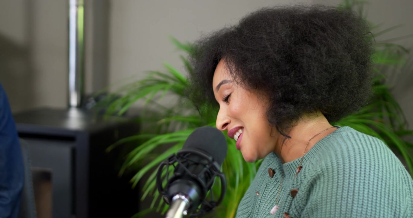 Afroamerikansk kvinde optager podcast i mikrofon i grøn sweater, skifter fra animeret til stille