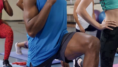 mantenerse en forma en una clase de gimnasia