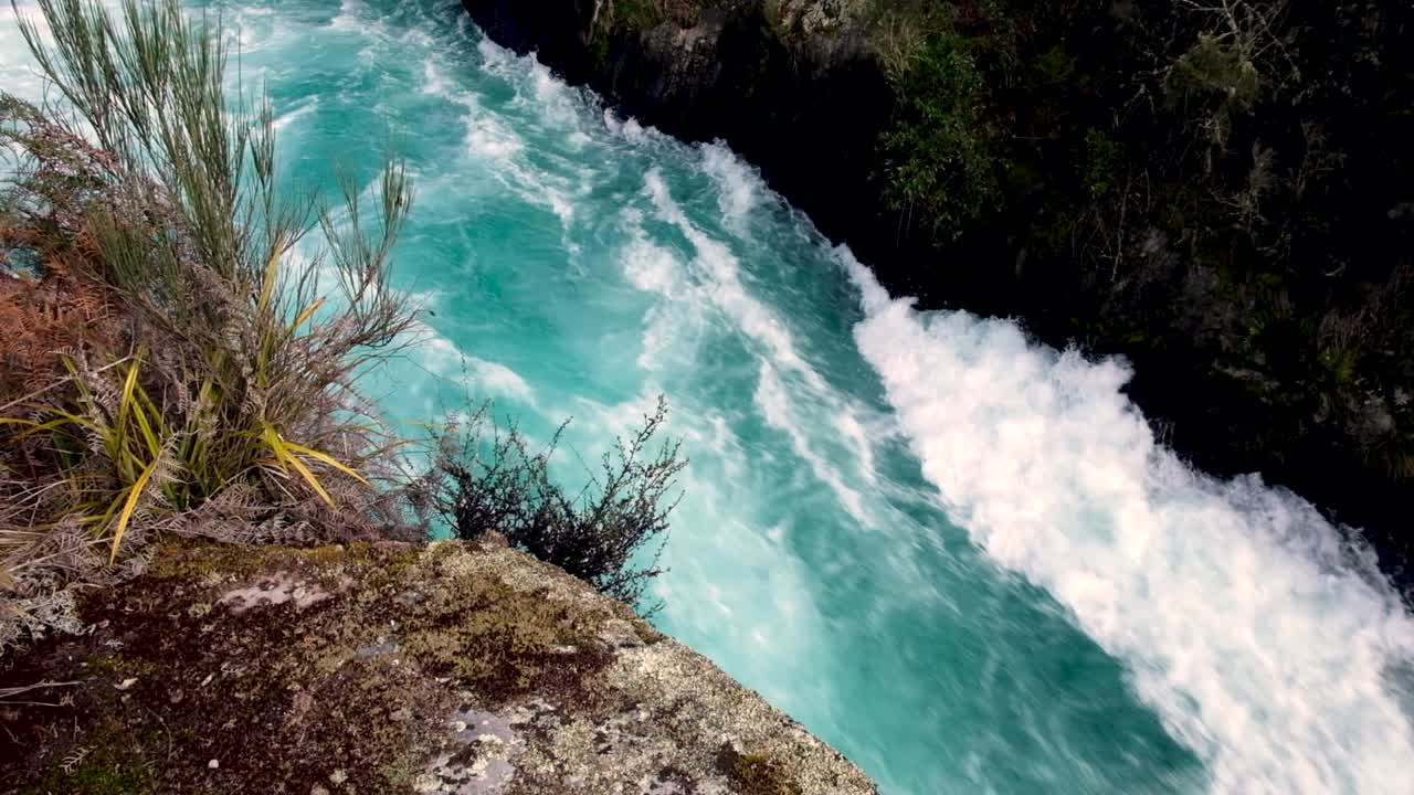 los rápidos de aguas bravas se precipitan a través de un estrecho pasaje en el río waikato en las cataratas huka en taupo, nueva zelanda aotearoa