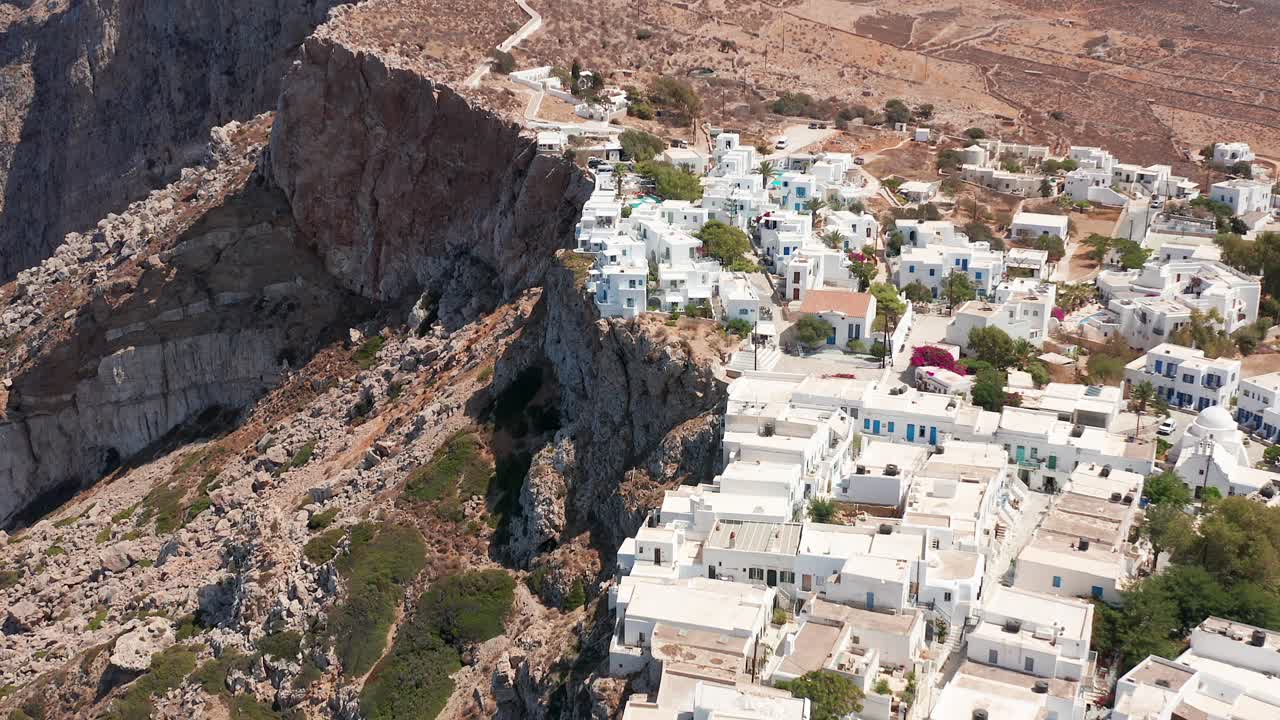 vista aérea sobre la pintoresca ciudad de folegandros en el borde del acantilado, típicas casas blancas