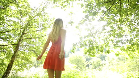 Hermosa-Adolescente-Girando-Bajo-La-Luz-Del-Sol-Bajo-Los-árboles.