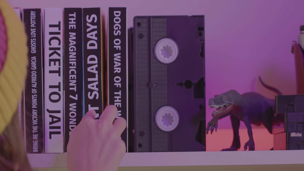 Стоковое видео категории «Бесплатно» — Полка с кассетами vhs