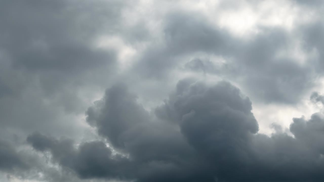 폭풍우와 함께 아름다운 어두운 극적인 하늘 비가 오기 전에 시간 경과