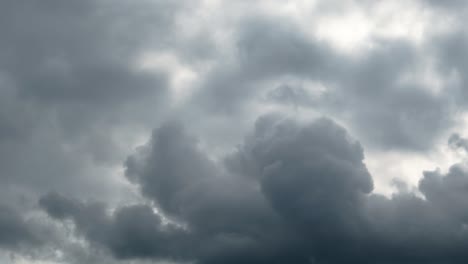 hermoso cielo oscuro dramático con nubes tormentosas el tiempo transcurre antes de la lluvia