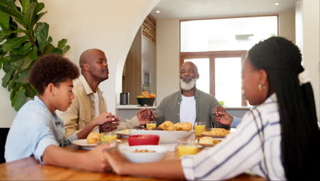 Familia-Negra,-Oración-Y-Cena-En-Casa