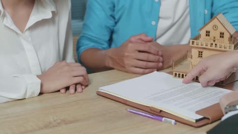pareja firmando un contrato de bienes raíces