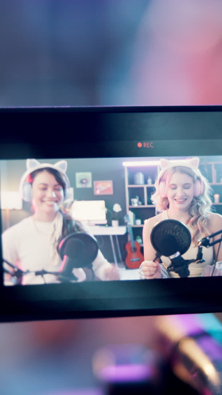 To kvinder sender i et podcaststudie