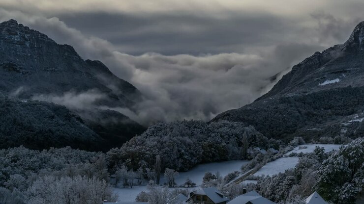 lapso de tiempo de algunas nubes sobre montañas nevadas