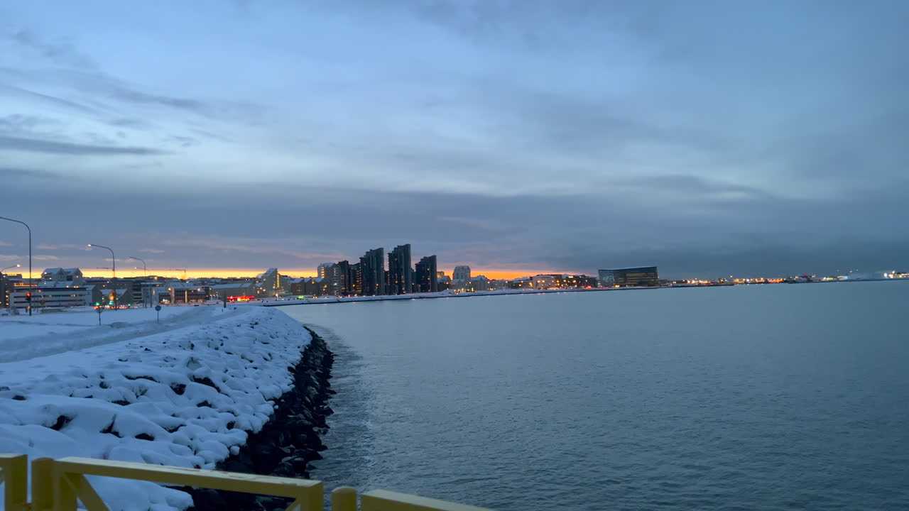 아이슬란드에서 일몰 시간 이후 겨울에 레이캬비크 시와 대서양의 넓은 샷