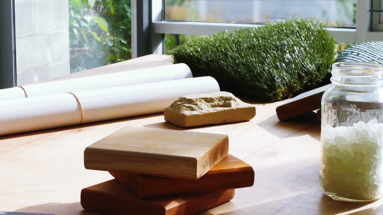 항아리, 슬래브, 블루프린트 및 인공 잔디에 있는 자갈의 플