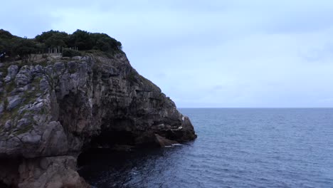 Drone-Volando-Cerca-De-La-Formación-Rocosa-En-El-Océano-Atlántico-En-Un-Día-Nublado