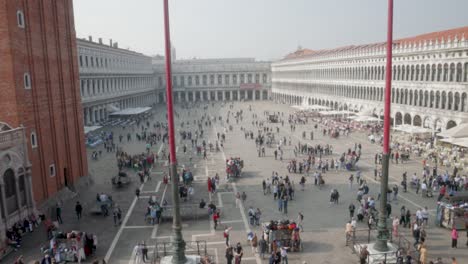 Markusplatz-In-Venedig,-Italien