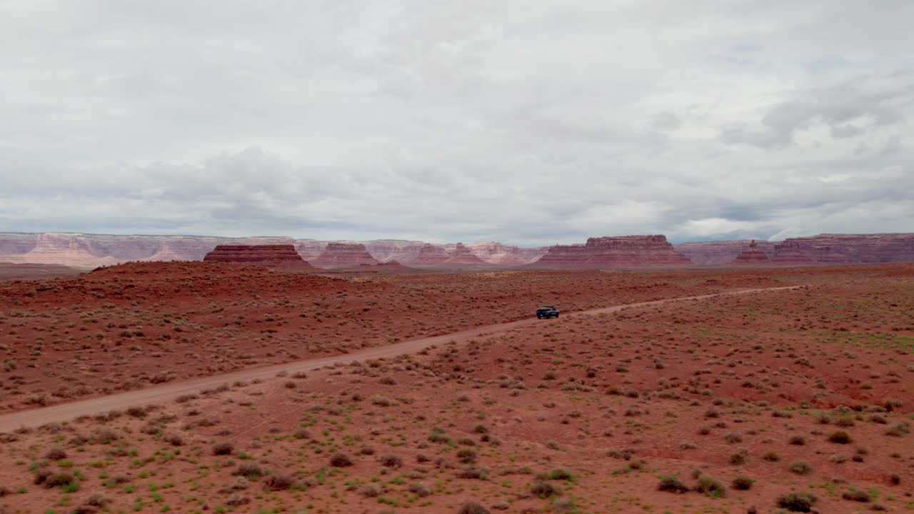 coche conduciendo por la carretera