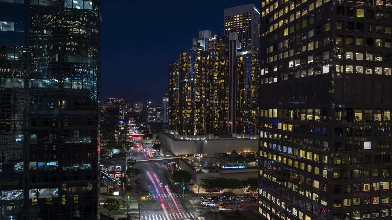 timelapse mirando hacia abajo en una concurrida calle y hotel del centro de los ángeles