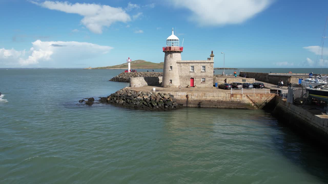 howth irlanda bajo drone faro sobrevuelo tarde sol brillante agua azul cristalino