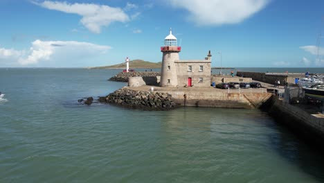 Howth-Irlanda-Bajo-Drone-Faro-Paso-Elevado-Tarde-Brillante-Sol-Cristal-Azul-Agua