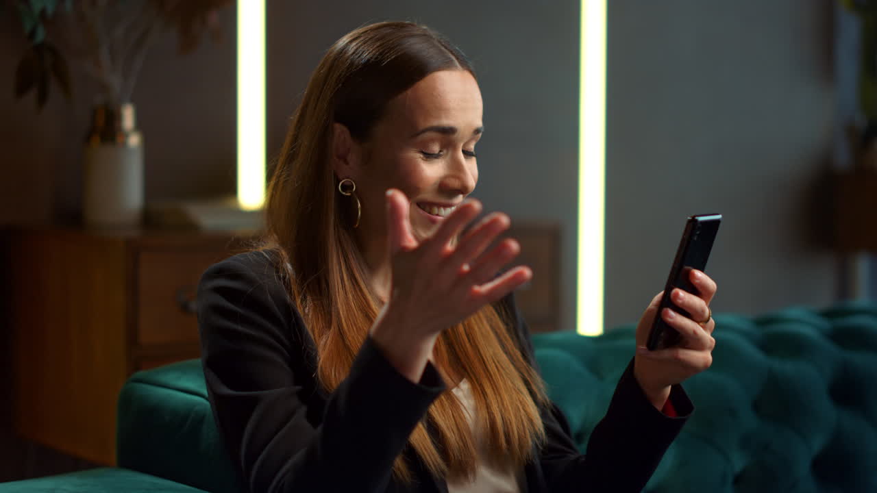 휴대전화를 사용하는 직원