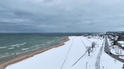 Cobertura-De-Nieve-En-Las-Orillas-Del-Lago-Michigan.