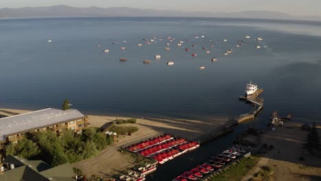 Hermosa-Mañana-Aérea-Volar-Hacia-Barcos-En-Un-Lago