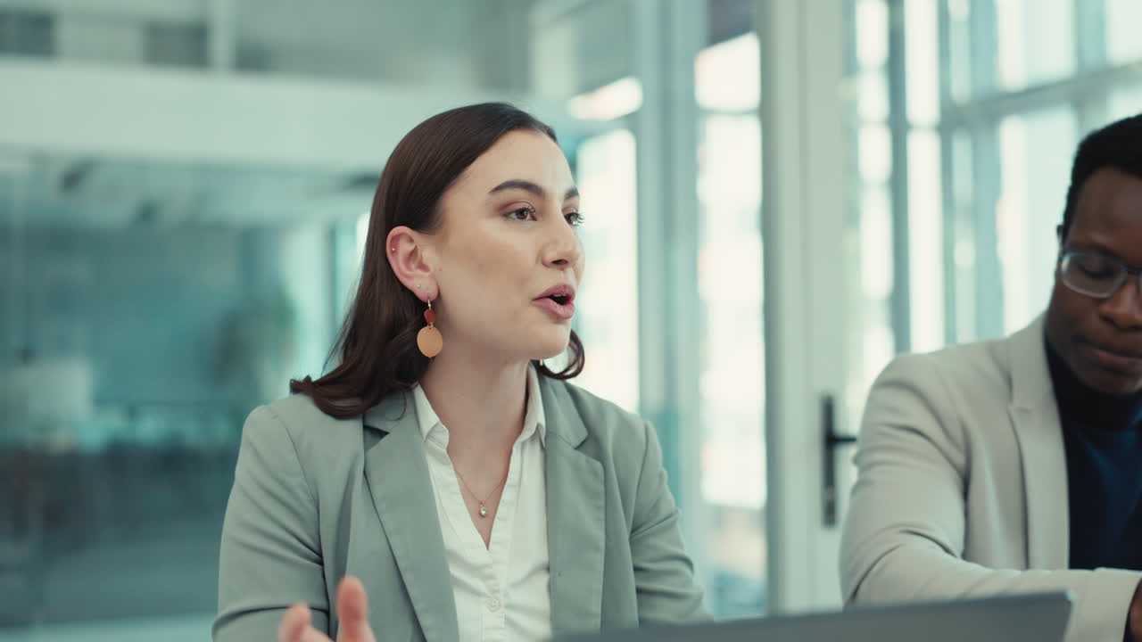 hombres de negocios, mujeres y líderes en una reunión