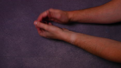 manos del hombre, haciendo gestos de aplausos desde el lado izquierdo sobre fondo negro detrás y luz delantera, captura de luz del día en movimiento de cámara lenta de 4k 60fps