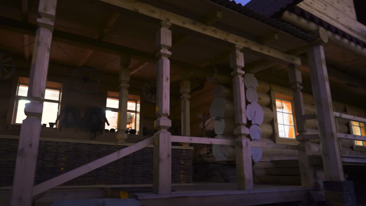 밤에 나무로 된 집의 verandah
