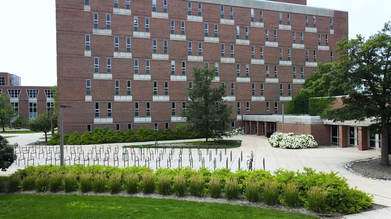 여름 방학 동안 msu 캠퍼스에 위치한 wells hall