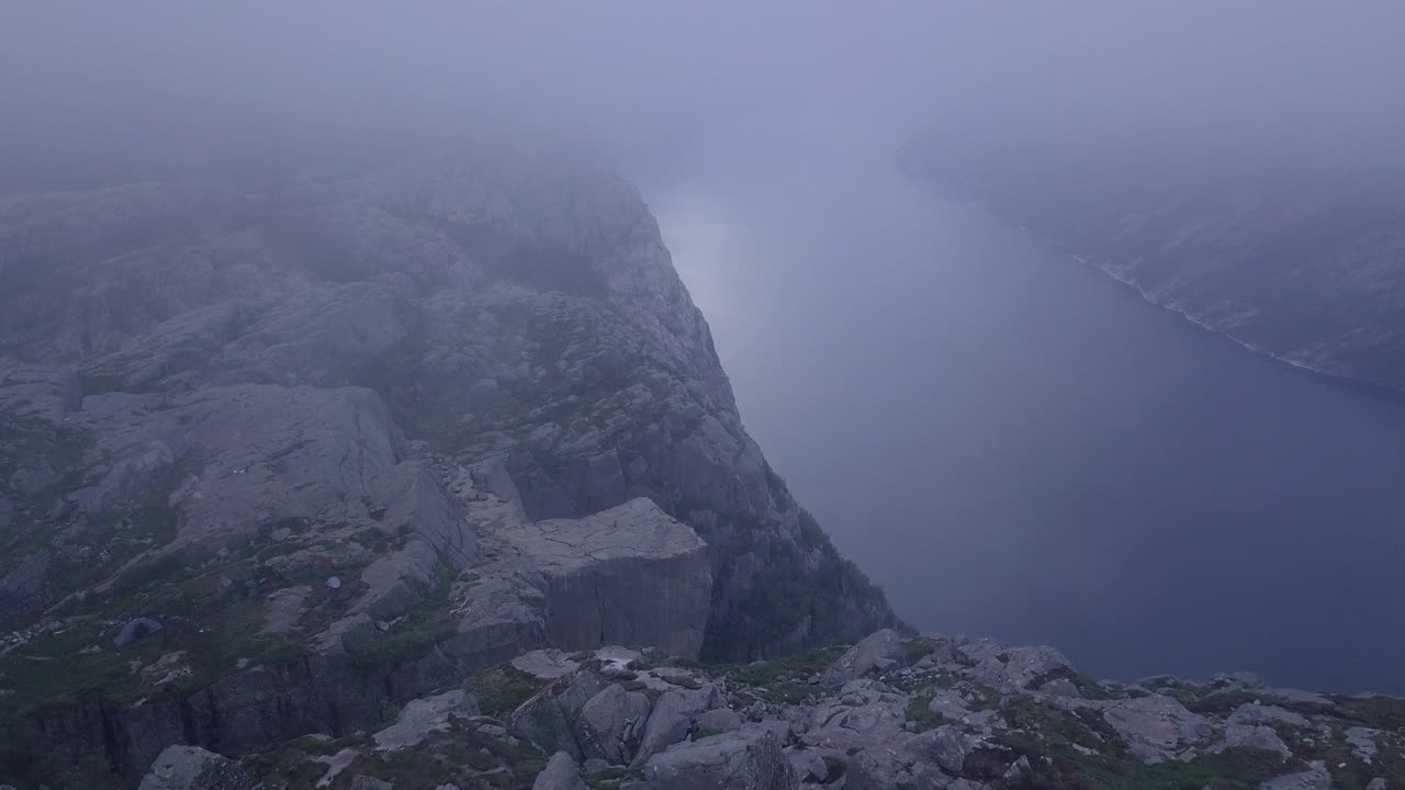 antena: fiordo de preikestolen en noruega