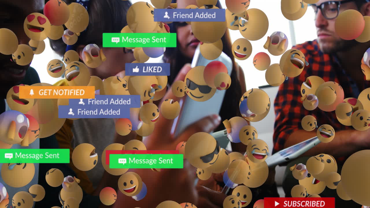 스마트폰을 사용하는 사람들 위에 이모티콘이 있는 배너에 있는 소셜 미디어 텍스트의 애니메이션