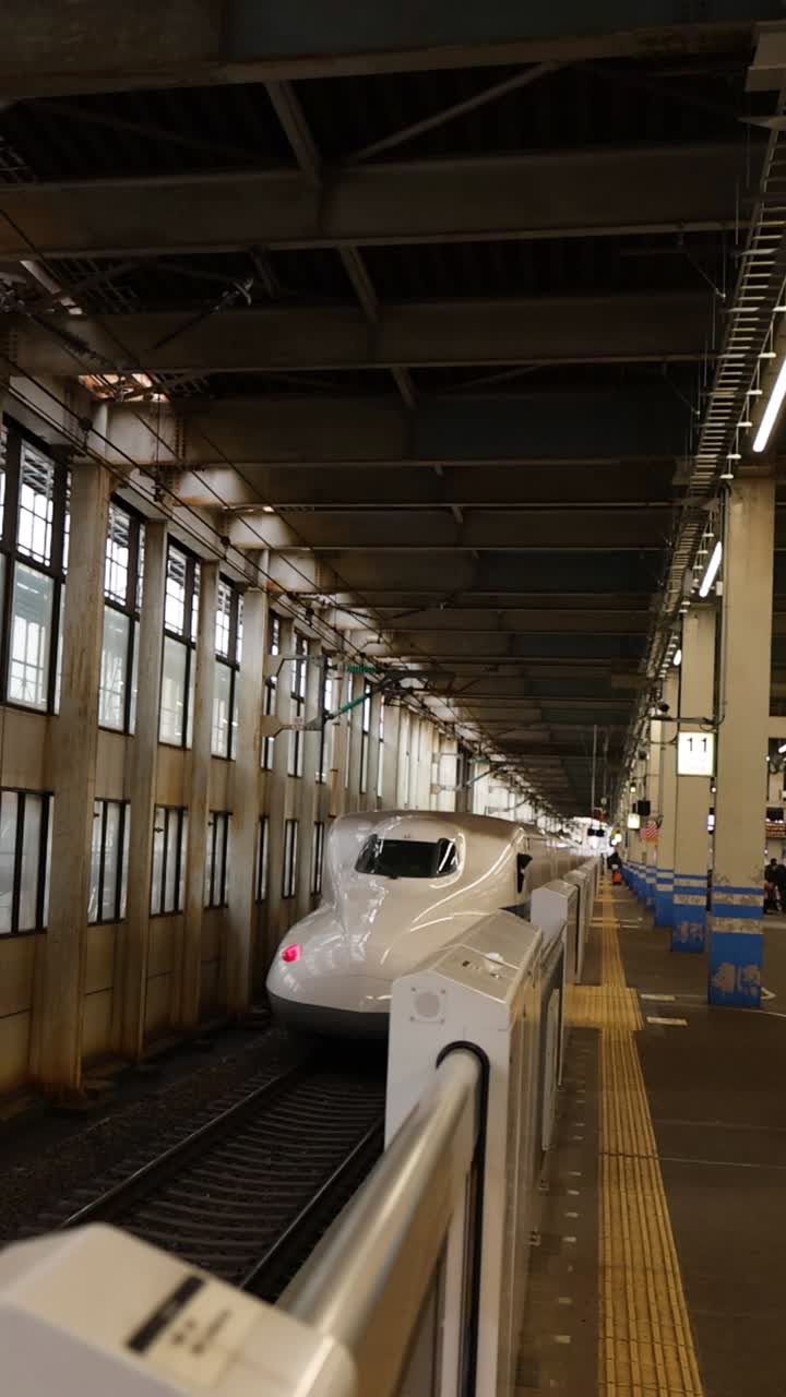 пулевой поезд входит в современную железнодорожную станцию