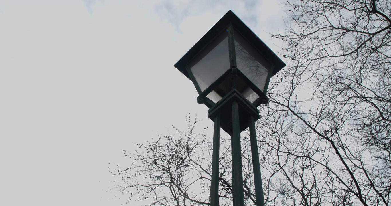 Farola antigua en un cielo nublado
