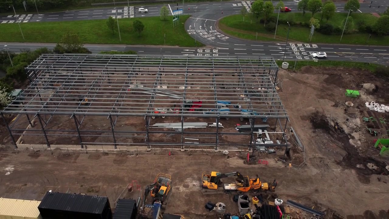 Vista aérea de um canteiro de obras de construção de supermercado ALDI erguendo-se sobre um desenvolvimento de estrutura industrial, Reino Unido