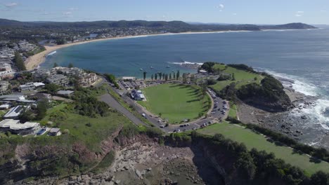 Impresionante-Acantilado-De-Kurrawyba-Con-Vistas-Al-Océano-Y-A-La-Playa-De-Terrigal-En-Nueva-Gales-Del-Sur,-Australia