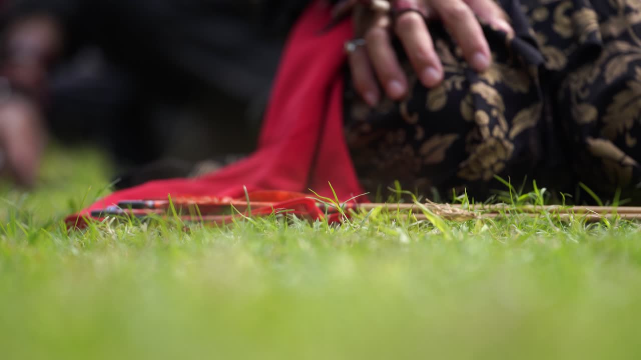 Lähikuva, varsijousiampuja nostaa varsijousta