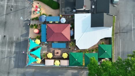 Top-down-aerial-of-outdoor-restaurant,-tiki-bar