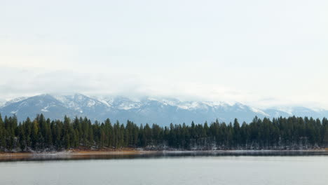 Zeitraffer-Eines-Schönen,-Leeren-Sees-Mit-Wolken,-Die-über-Die-Berge-Im-Hintergrund-Ziehen,-Negativer-Raum