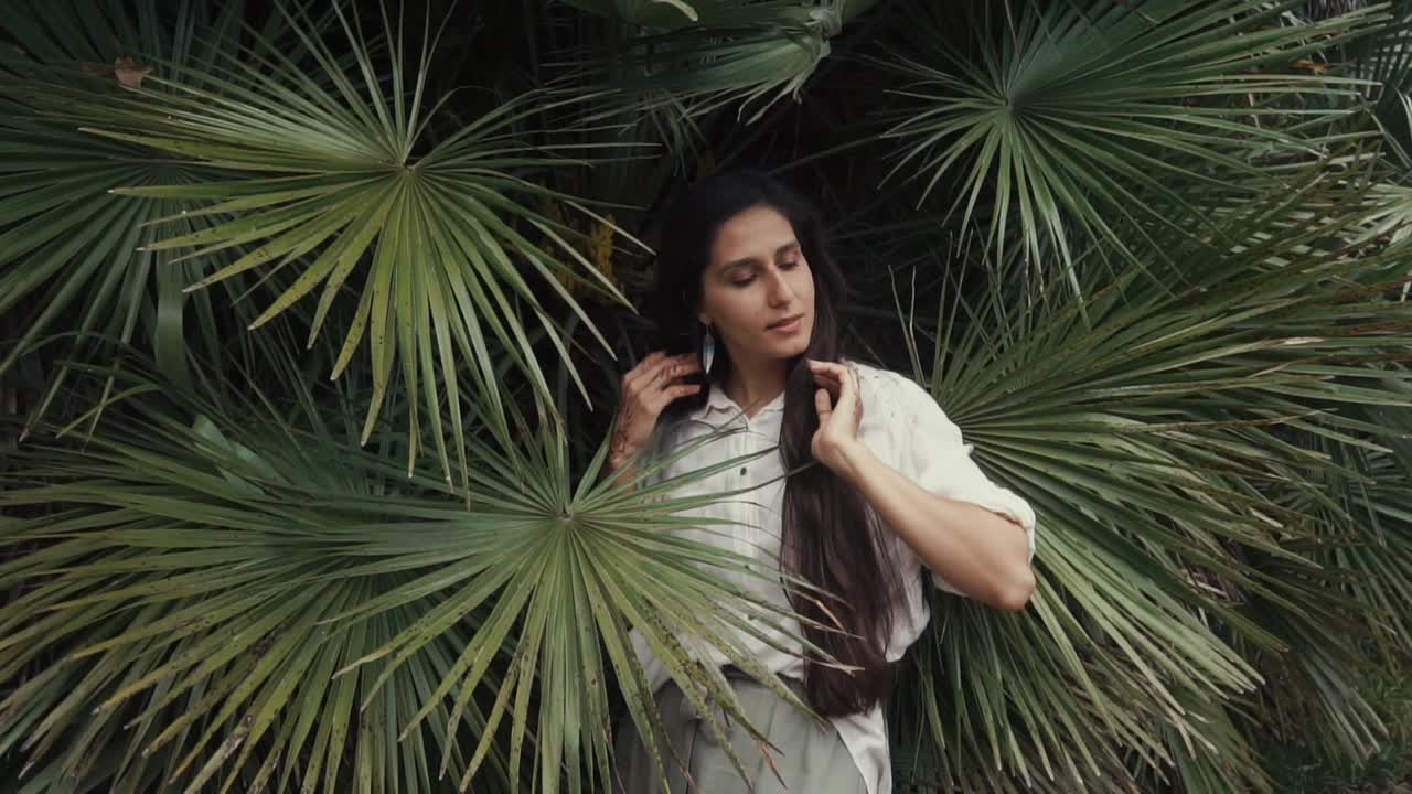 Donna tra le palme