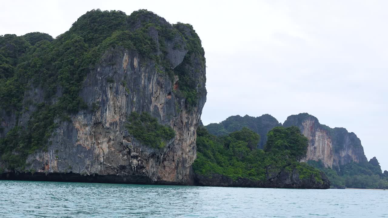 웅장한 절벽과 울창한 초록색의 레이레이 해변, 크라비, 태국