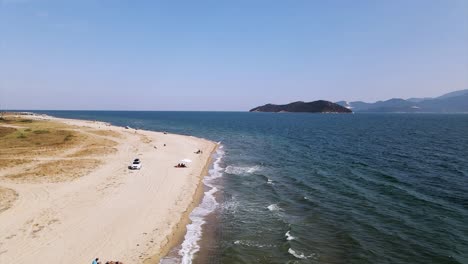 4k의 북부 그리스 카발라 케라모티 지역에 황금빛 모래가 있는 열대 해변 위의 슬로우 모션 공중 클립