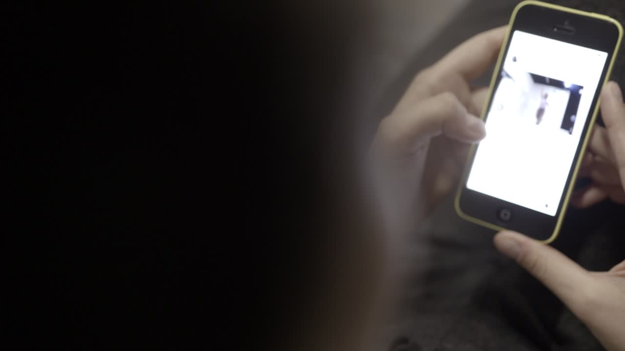 Persona che utilizza uno smartphone