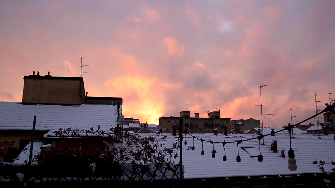 벽난로에서 도시의 옥상까지 팬 뷰