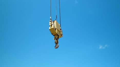 testigo del gancho de ramshorn de una grúa suspendida en el cielo