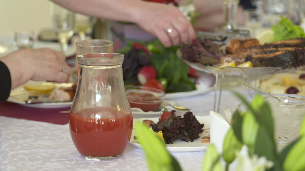 mesa de cena festiva con filetes de salmón a la parrilla servidos en una bandeja decorativa