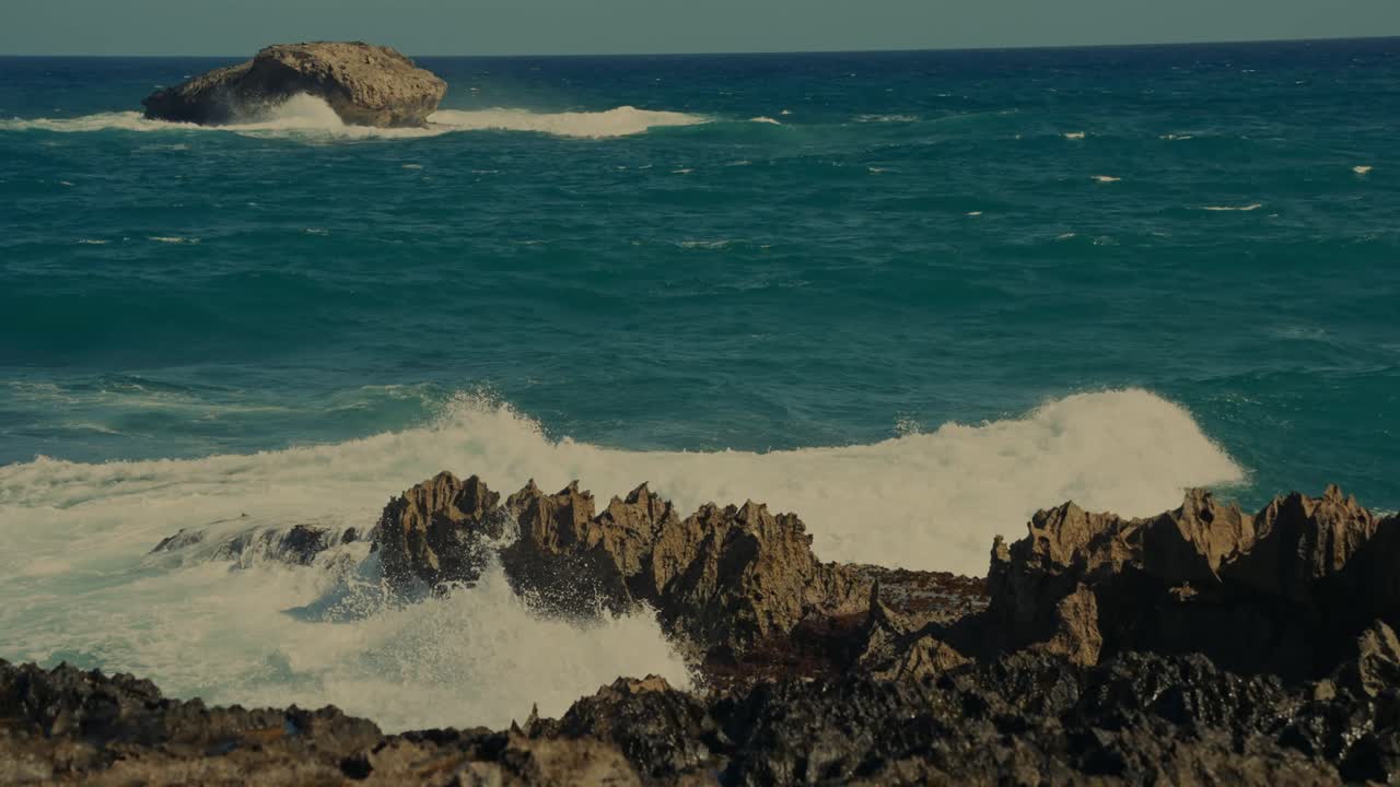 las olas del océano pacífico se deslizan sobre la playa de lava rocosa del este de honolulu, oahu, hawai.