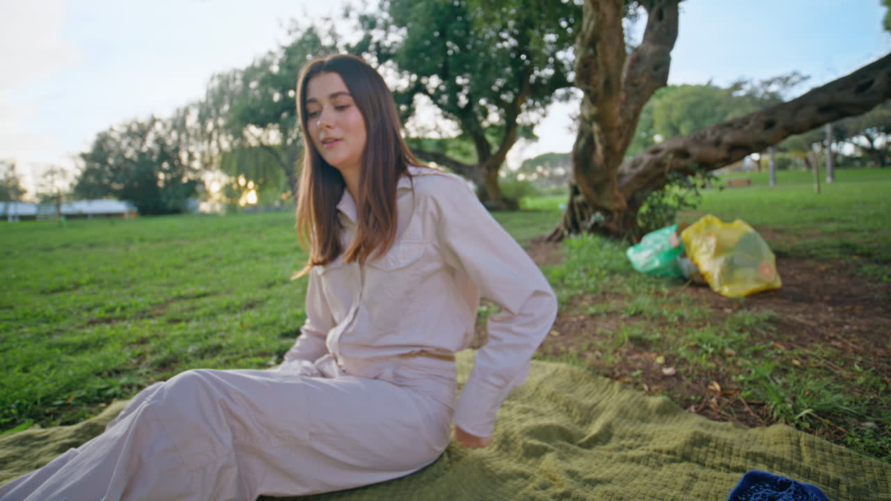 상하는 여자가 정리 후 공원에서 피크닉을 즐기고 생태 행동. 여자가 휴식을 취합니다.