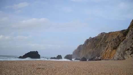 Olas-Del-Mar-Rompiendo-En-Una-Playa-Montañosa-De-Praia-Da-Adraga-En-Portugal