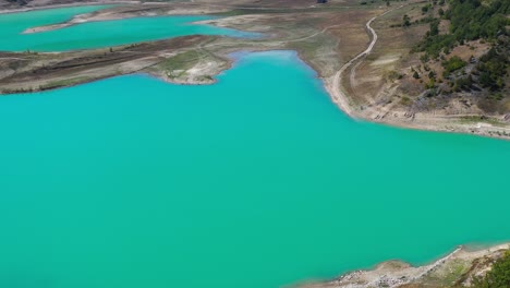 Lago-Embalse-Zeleno-Jezero-En-Croacia-A-Bajo-Nivel-De-Agua-Exponiendo-La-Costa,-Muñeca-Aérea-En-Tiro