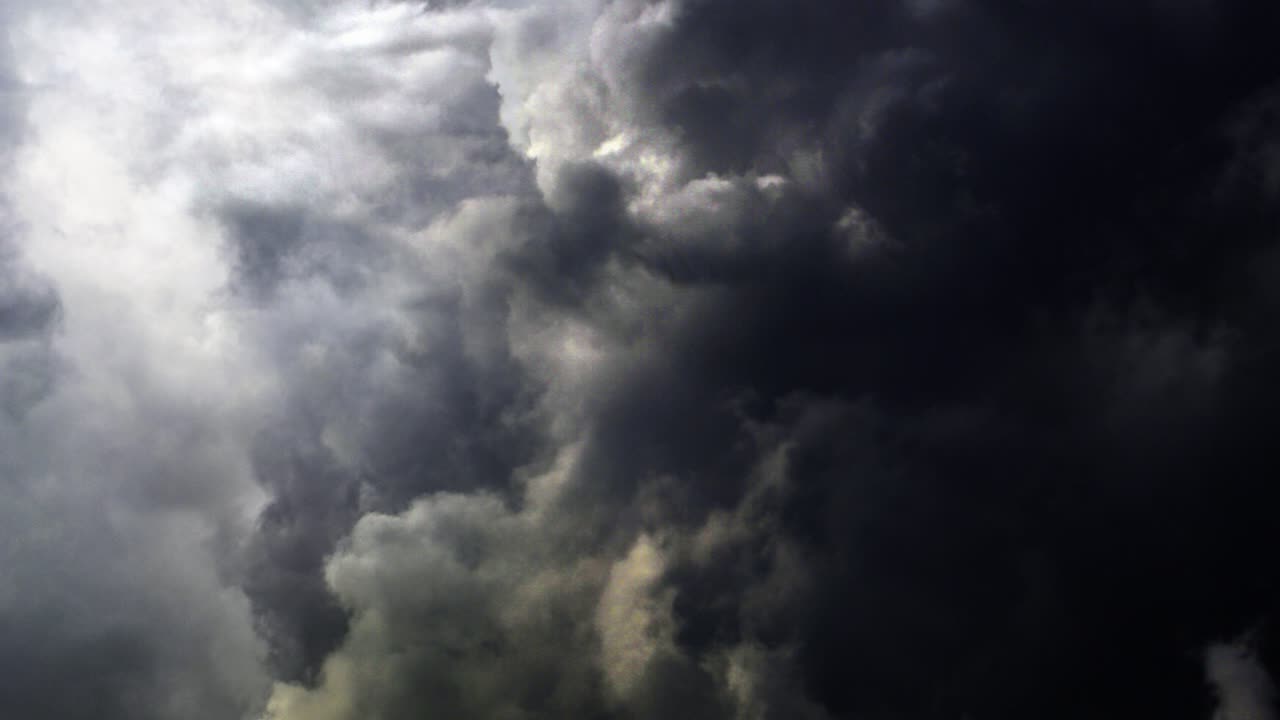 nubes espesas y oscuras con relámpagos en ellas