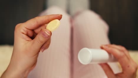 mujer con una tableta de vitaminas